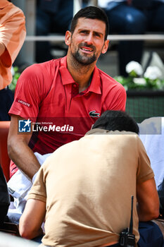 2024-06-03 - Novak DJOKOVIC of Serbia receives medical treatment during the ninth day of Roland-Garros 2024, ATP and WTA Grand Slam tennis tournament on June 03, 2024 at Roland-Garros stadium in Paris, France - TENNIS - ROLAND GARROS 2024 - 03/06 - INTERNATIONALS - TENNIS