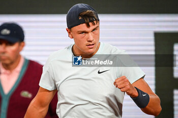 2024-06-03 - Holger RUNE of Denmark celebrates his point during the ninth day of Roland-Garros 2024, ATP and WTA Grand Slam tennis tournament on June 03, 2024 at Roland-Garros stadium in Paris, France - TENNIS - ROLAND GARROS 2024 - 03/06 - INTERNATIONALS - TENNIS