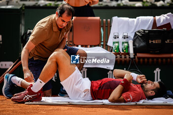 2024-06-03 - Novak DJOKOVIC of Serbia receives medical treatment during the ninth day of Roland-Garros 2024, ATP and WTA Grand Slam tennis tournament on June 03, 2024 at Roland-Garros stadium in Paris, France - TENNIS - ROLAND GARROS 2024 - 03/06 - INTERNATIONALS - TENNIS