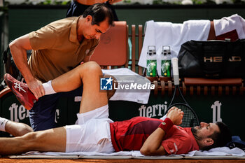 2024-06-03 - Novak DJOKOVIC of Serbia receives medical treatment during the ninth day of Roland-Garros 2024, ATP and WTA Grand Slam tennis tournament on June 03, 2024 at Roland-Garros stadium in Paris, France - TENNIS - ROLAND GARROS 2024 - 03/06 - INTERNATIONALS - TENNIS