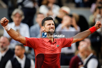 2024-06-03 - Novak DJOKOVIC of Serbia celebrates his victory during the ninth day of Roland-Garros 2024, ATP and WTA Grand Slam tennis tournament on June 03, 2024 at Roland-Garros stadium in Paris, France - TENNIS - ROLAND GARROS 2024 - 03/06 - INTERNATIONALS - TENNIS