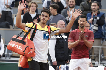 2024-06-03 - Francisco Cerundolo of Argentina salutes the fans in front of Novak Djokovic of Serbia during day 9 of the 2024 French Open, Roland-Garros 2024, Grand Slam tennis tournament on June 3, 2024 at Roland-Garros stadium in Paris, France - TENNIS - ROLAND GARROS 2024 - 03/06 - INTERNATIONALS - TENNIS