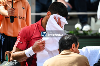 2024-06-03 - Novak DJOKOVIC of Serbia receives medical treatment during the ninth day of Roland-Garros 2024, ATP and WTA Grand Slam tennis tournament on June 03, 2024 at Roland-Garros stadium in Paris, France - TENNIS - ROLAND GARROS 2024 - 03/06 - INTERNATIONALS - TENNIS