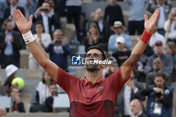 2024-06-03 - Novak Djokovic of Serbia celebrates his fourth round victory against Francisco Cerundolo of Argentina during day 9 of the 2024 French Open, Roland-Garros 2024, Grand Slam tennis tournament on June 3, 2024 at Roland-Garros stadium in Paris, France - TENNIS - ROLAND GARROS 2024 - 03/06 - INTERNATIONALS - TENNIS