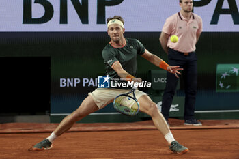 2024-06-03 - Casper Ruud of Norway during day 9 of the 2024 French Open, Roland-Garros 2024, Grand Slam tennis tournament on June 3, 2024 at Roland-Garros stadium in Paris, France - TENNIS - ROLAND GARROS 2024 - 03/06 - INTERNATIONALS - TENNIS