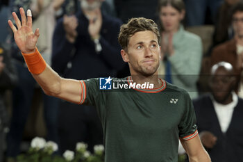 2024-06-03 - Casper Ruud of Norway celebrates his fourth round victory against Taylor Fritz of USA during day 9 of the 2024 French Open, Roland-Garros 2024, Grand Slam tennis tournament on June 3, 2024 at Roland-Garros stadium in Paris, France - TENNIS - ROLAND GARROS 2024 - 03/06 - INTERNATIONALS - TENNIS