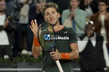 2024-06-03 - Casper Ruud of Norway celebrates his fourth round victory against Taylor Fritz of USA during day 9 of the 2024 French Open, Roland-Garros 2024, Grand Slam tennis tournament on June 3, 2024 at Roland-Garros stadium in Paris, France - TENNIS - ROLAND GARROS 2024 - 03/06 - INTERNATIONALS - TENNIS