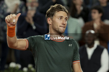 2024-06-03 - Casper Ruud of Norway celebrates his fourth round victory against Taylor Fritz of USA during day 9 of the 2024 French Open, Roland-Garros 2024, Grand Slam tennis tournament on June 3, 2024 at Roland-Garros stadium in Paris, France - TENNIS - ROLAND GARROS 2024 - 03/06 - INTERNATIONALS - TENNIS