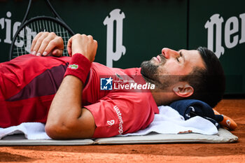 2024-06-03 - Novak DJOKOVIC of Serbia receives medical treatment during the ninth day of Roland-Garros 2024, ATP and WTA Grand Slam tennis tournament on June 03, 2024 at Roland-Garros stadium in Paris, France - TENNIS - ROLAND GARROS 2024 - 03/06 - INTERNATIONALS - TENNIS