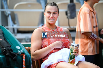 2024-06-05 - Aryna SABALENKA of Belarus looks sick during the eleventh day of Roland-Garros 2024, ATP and WTA Grand Slam tennis tournament on June 05, 2024 at Roland-Garros stadium in Paris, France - TENNIS - ROLAND GARROS 2024 - 05/06 - INTERNATIONALS - TENNIS