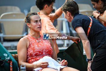 2024-06-05 - Aryna SABALENKA of Belarus receives medical treatment during the eleventh day of Roland-Garros 2024, ATP and WTA Grand Slam tennis tournament on June 05, 2024 at Roland-Garros stadium in Paris, France - TENNIS - ROLAND GARROS 2024 - 05/06 - INTERNATIONALS - TENNIS