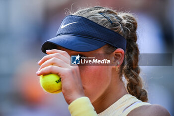 2024-06-05 - Mirra ANDREEVA of Russia during the eleventh day of Roland-Garros 2024, ATP and WTA Grand Slam tennis tournament on June 05, 2024 at Roland-Garros stadium in Paris, France - TENNIS - ROLAND GARROS 2024 - 05/06 - INTERNATIONALS - TENNIS