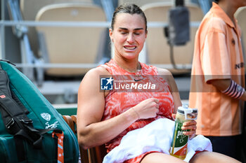 2024-06-05 - Aryna SABALENKA of Belarus looks sick during the eleventh day of Roland-Garros 2024, ATP and WTA Grand Slam tennis tournament on June 05, 2024 at Roland-Garros stadium in Paris, France - TENNIS - ROLAND GARROS 2024 - 05/06 - INTERNATIONALS - TENNIS