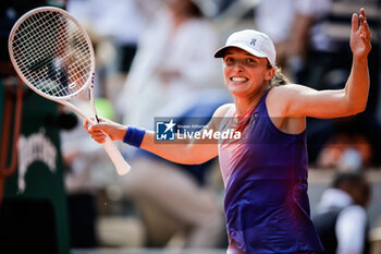 2024-06-06 - Iga SWIATEK of Poland celebrates his victory during the twelfth day of Roland-Garros 2024, ATP and WTA Grand Slam tennis tournament on June 06, 2024 at Roland-Garros stadium in Paris, France - TENNIS - ROLAND GARROS 2024 - 06/06 - INTERNATIONALS - TENNIS