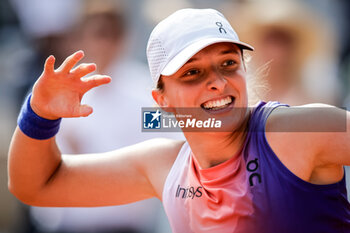 2024-06-06 - Iga SWIATEK of Poland celebrates his victory during the twelfth day of Roland-Garros 2024, ATP and WTA Grand Slam tennis tournament on June 06, 2024 at Roland-Garros stadium in Paris, France - TENNIS - ROLAND GARROS 2024 - 06/06 - INTERNATIONALS - TENNIS