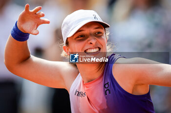 2024-06-06 - Iga SWIATEK of Poland celebrates his victory during the twelfth day of Roland-Garros 2024, ATP and WTA Grand Slam tennis tournament on June 06, 2024 at Roland-Garros stadium in Paris, France - TENNIS - ROLAND GARROS 2024 - 06/06 - INTERNATIONALS - TENNIS