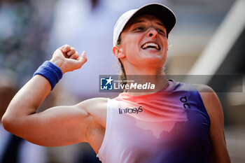 2024-06-06 - Iga SWIATEK of Poland celebrates his victory during the twelfth day of Roland-Garros 2024, ATP and WTA Grand Slam tennis tournament on June 06, 2024 at Roland-Garros stadium in Paris, France - TENNIS - ROLAND GARROS 2024 - 06/06 - INTERNATIONALS - TENNIS