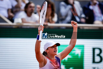 2024-06-06 - Iga SWIATEK of Poland celebrates his victory during the twelfth day of Roland-Garros 2024, ATP and WTA Grand Slam tennis tournament on June 06, 2024 at Roland-Garros stadium in Paris, France - TENNIS - ROLAND GARROS 2024 - 06/06 - INTERNATIONALS - TENNIS