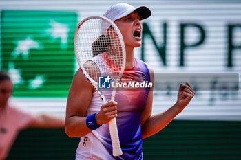 2024-06-06 - Iga SWIATEK of Poland celebrates his victory during the twelfth day of Roland-Garros 2024, ATP and WTA Grand Slam tennis tournament on June 06, 2024 at Roland-Garros stadium in Paris, France - TENNIS - ROLAND GARROS 2024 - 06/06 - INTERNATIONALS - TENNIS