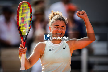 2024-06-06 - Jasmine PAOLINI of Italy celebrates his victory during the twelfth day of Roland-Garros 2024, ATP and WTA Grand Slam tennis tournament on June 06, 2024 at Roland-Garros stadium in Paris, France - TENNIS - ROLAND GARROS 2024 - 06/06 - INTERNATIONALS - TENNIS