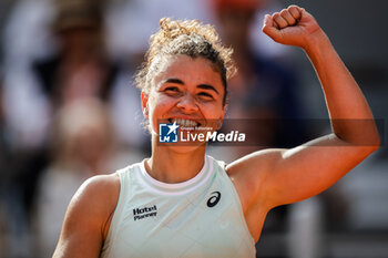 2024-06-06 - Jasmine PAOLINI of Italy celebrates his victory during the twelfth day of Roland-Garros 2024, ATP and WTA Grand Slam tennis tournament on June 06, 2024 at Roland-Garros stadium in Paris, France - TENNIS - ROLAND GARROS 2024 - 06/06 - INTERNATIONALS - TENNIS