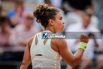 2024-06-06 - Jasmine PAOLINI of Italy celebrates his point during the twelfth day of Roland-Garros 2024, ATP and WTA Grand Slam tennis tournament on June 06, 2024 at Roland-Garros stadium in Paris, France - TENNIS - ROLAND GARROS 2024 - 06/06 - INTERNATIONALS - TENNIS