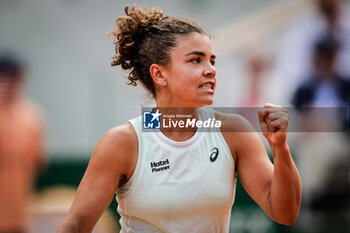 2024-06-06 - Jasmine PAOLINI of Italy celebrates his point during the twelfth day of Roland-Garros 2024, ATP and WTA Grand Slam tennis tournament on June 06, 2024 at Roland-Garros stadium in Paris, France - TENNIS - ROLAND GARROS 2024 - 06/06 - INTERNATIONALS - TENNIS