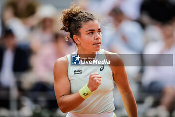 2024-06-06 - Jasmine PAOLINI of Italy celebrates his point during the twelfth day of Roland-Garros 2024, ATP and WTA Grand Slam tennis tournament on June 06, 2024 at Roland-Garros stadium in Paris, France - TENNIS - ROLAND GARROS 2024 - 06/06 - INTERNATIONALS - TENNIS