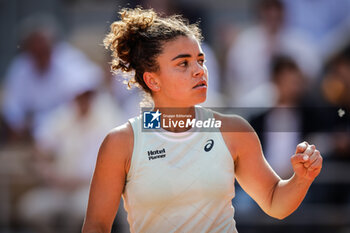 2024-06-06 - Jasmine PAOLINI of Italy celebrates his point during the twelfth day of Roland-Garros 2024, ATP and WTA Grand Slam tennis tournament on June 06, 2024 at Roland-Garros stadium in Paris, France - TENNIS - ROLAND GARROS 2024 - 06/06 - INTERNATIONALS - TENNIS