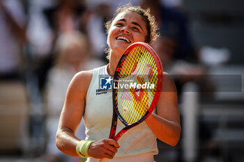 2024-06-06 - Jasmine PAOLINI of Italy celebrates his victory during the twelfth day of Roland-Garros 2024, ATP and WTA Grand Slam tennis tournament on June 06, 2024 at Roland-Garros stadium in Paris, France - TENNIS - ROLAND GARROS 2024 - 06/06 - INTERNATIONALS - TENNIS