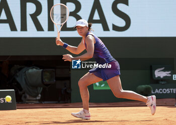 2024-06-06 - Iga Swiatek of Poland during her semi-final against Coco Gauff of USA on day 12 of the 2024 French Open, Roland-Garros 2024, Grand Slam tennis tournament on June 6, 2024 at Roland-Garros stadium in Paris, France - TENNIS - ROLAND GARROS 2024 - 06/06 - INTERNATIONALS - TENNIS