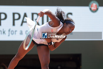 2024-06-06 - Coco Gauff of USA during her semi-final against Iga Swiatek of Poland on day 12 of the 2024 French Open, Roland-Garros 2024, Grand Slam tennis tournament on June 6, 2024 at Roland-Garros stadium in Paris, France - TENNIS - ROLAND GARROS 2024 - 06/06 - INTERNATIONALS - TENNIS