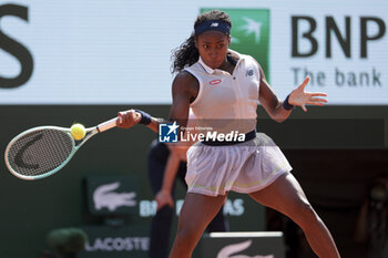 2024-06-06 - Coco Gauff of USA during her semi-final against Iga Swiatek of Poland on day 12 of the 2024 French Open, Roland-Garros 2024, Grand Slam tennis tournament on June 6, 2024 at Roland-Garros stadium in Paris, France - TENNIS - ROLAND GARROS 2024 - 06/06 - INTERNATIONALS - TENNIS