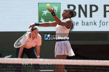 2024-06-06 - Coco Gauff of USA during her semi-final against Iga Swiatek of Poland on day 12 of the 2024 French Open, Roland-Garros 2024, Grand Slam tennis tournament on June 6, 2024 at Roland-Garros stadium in Paris, France - TENNIS - ROLAND GARROS 2024 - 06/06 - INTERNATIONALS - TENNIS