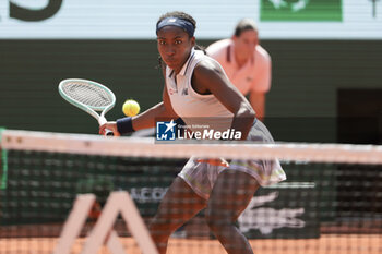 2024-06-06 - Coco Gauff of USA during her semi-final against Iga Swiatek of Poland on day 12 of the 2024 French Open, Roland-Garros 2024, Grand Slam tennis tournament on June 6, 2024 at Roland-Garros stadium in Paris, France - TENNIS - ROLAND GARROS 2024 - 06/06 - INTERNATIONALS - TENNIS