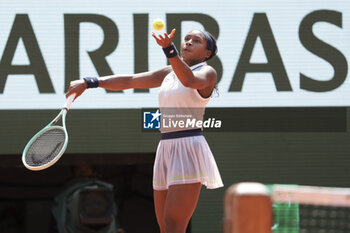 2024-06-06 - Coco Gauff of USA during her semi-final against Iga Swiatek of Poland on day 12 of the 2024 French Open, Roland-Garros 2024, Grand Slam tennis tournament on June 6, 2024 at Roland-Garros stadium in Paris, France - TENNIS - ROLAND GARROS 2024 - 06/06 - INTERNATIONALS - TENNIS