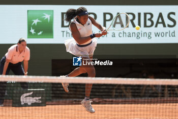 2024-06-06 - Coco Gauff of USA during her semi-final against Iga Swiatek of Poland on day 12 of the 2024 French Open, Roland-Garros 2024, Grand Slam tennis tournament on June 6, 2024 at Roland-Garros stadium in Paris, France - TENNIS - ROLAND GARROS 2024 - 06/06 - INTERNATIONALS - TENNIS