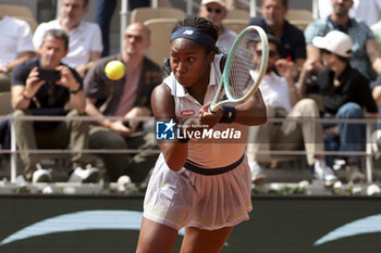 2024-06-06 - Coco Gauff of USA during her semi-final against Iga Swiatek of Poland on day 12 of the 2024 French Open, Roland-Garros 2024, Grand Slam tennis tournament on June 6, 2024 at Roland-Garros stadium in Paris, France - TENNIS - ROLAND GARROS 2024 - 06/06 - INTERNATIONALS - TENNIS