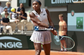 2024-06-06 - Coco Gauff of USA during her semi-final against Iga Swiatek of Poland on day 12 of the 2024 French Open, Roland-Garros 2024, Grand Slam tennis tournament on June 6, 2024 at Roland-Garros stadium in Paris, France - TENNIS - ROLAND GARROS 2024 - 06/06 - INTERNATIONALS - TENNIS