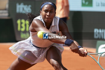 2024-06-06 - Coco Gauff of USA during her semi-final against Iga Swiatek of Poland on day 12 of the 2024 French Open, Roland-Garros 2024, Grand Slam tennis tournament on June 6, 2024 at Roland-Garros stadium in Paris, France - TENNIS - ROLAND GARROS 2024 - 06/06 - INTERNATIONALS - TENNIS