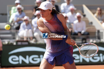 2024-06-06 - Iga Swiatek of Poland during her semi-final against Coco Gauff of USA on day 12 of the 2024 French Open, Roland-Garros 2024, Grand Slam tennis tournament on June 6, 2024 at Roland-Garros stadium in Paris, France - TENNIS - ROLAND GARROS 2024 - 06/06 - INTERNATIONALS - TENNIS