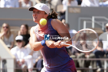 2024-06-06 - Iga Swiatek of Poland during her semi-final against Coco Gauff of USA on day 12 of the 2024 French Open, Roland-Garros 2024, Grand Slam tennis tournament on June 6, 2024 at Roland-Garros stadium in Paris, France - TENNIS - ROLAND GARROS 2024 - 06/06 - INTERNATIONALS - TENNIS