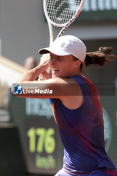 2024-06-06 - Iga Swiatek of Poland during her semi-final against Coco Gauff of USA on day 12 of the 2024 French Open, Roland-Garros 2024, Grand Slam tennis tournament on June 6, 2024 at Roland-Garros stadium in Paris, France - TENNIS - ROLAND GARROS 2024 - 06/06 - INTERNATIONALS - TENNIS