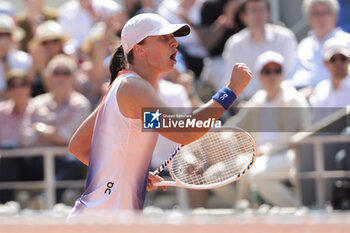 2024-06-06 - Iga Swiatek of Poland during her semi-final against Coco Gauff of USA on day 12 of the 2024 French Open, Roland-Garros 2024, Grand Slam tennis tournament on June 6, 2024 at Roland-Garros stadium in Paris, France - TENNIS - ROLAND GARROS 2024 - 06/06 - INTERNATIONALS - TENNIS