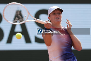 2024-06-06 - Iga Swiatek of Poland during her semi-final against Coco Gauff of USA on day 12 of the 2024 French Open, Roland-Garros 2024, Grand Slam tennis tournament on June 6, 2024 at Roland-Garros stadium in Paris, France - TENNIS - ROLAND GARROS 2024 - 06/06 - INTERNATIONALS - TENNIS