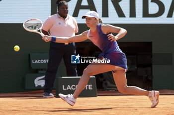 2024-06-06 - Iga Swiatek of Poland during her semi-final against Coco Gauff of USA on day 12 of the 2024 French Open, Roland-Garros 2024, Grand Slam tennis tournament on June 6, 2024 at Roland-Garros stadium in Paris, France - TENNIS - ROLAND GARROS 2024 - 06/06 - INTERNATIONALS - TENNIS