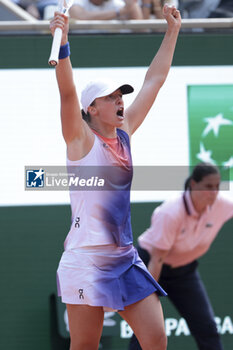 2024-06-06 - Iga Swiatek of Poland celebrates her victory in her semi-final against Coco Gauff of USA on day 12 of the 2024 French Open, Roland-Garros 2024, Grand Slam tennis tournament on June 6, 2024 at Roland-Garros stadium in Paris, France - TENNIS - ROLAND GARROS 2024 - 06/06 - INTERNATIONALS - TENNIS