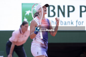 2024-06-06 - Iga Swiatek of Poland celebrates her victory in her semi-final against Coco Gauff of USA on day 12 of the 2024 French Open, Roland-Garros 2024, Grand Slam tennis tournament on June 6, 2024 at Roland-Garros stadium in Paris, France - TENNIS - ROLAND GARROS 2024 - 06/06 - INTERNATIONALS - TENNIS