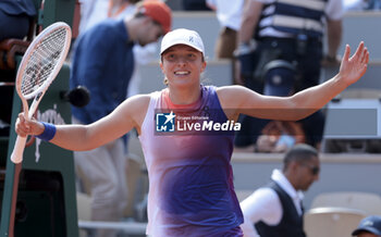 2024-06-06 - Iga Swiatek of Poland celebrates her victory in her semi-final against Coco Gauff of USA on day 12 of the 2024 French Open, Roland-Garros 2024, Grand Slam tennis tournament on June 6, 2024 at Roland-Garros stadium in Paris, France - TENNIS - ROLAND GARROS 2024 - 06/06 - INTERNATIONALS - TENNIS