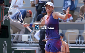 2024-06-06 - Iga Swiatek of Poland celebrates her victory in her semi-final against Coco Gauff of USA on day 12 of the 2024 French Open, Roland-Garros 2024, Grand Slam tennis tournament on June 6, 2024 at Roland-Garros stadium in Paris, France - TENNIS - ROLAND GARROS 2024 - 06/06 - INTERNATIONALS - TENNIS